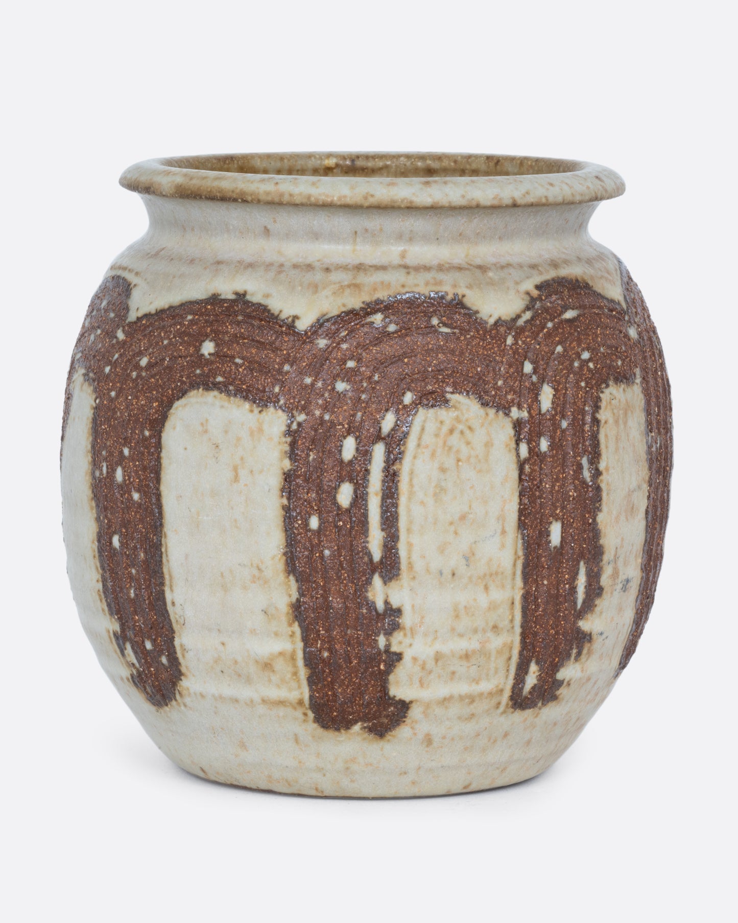 A tan pot wreathed in russet- brown brush strokes with a drainage hole at its base. Shown from the front.