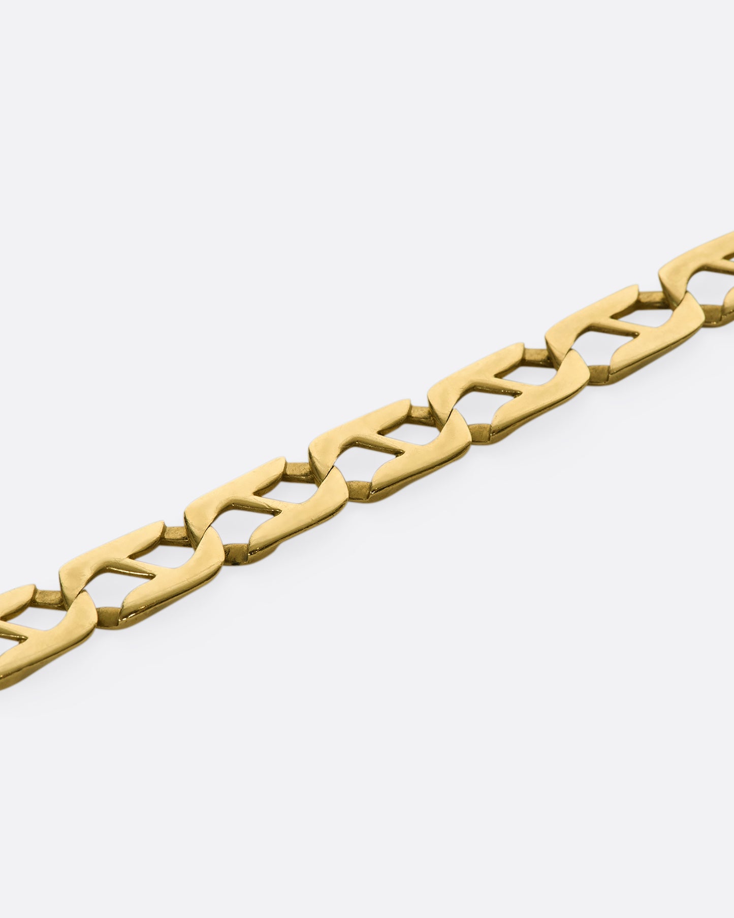 A vintage 14k gold flat mariner chain bracelet that's smooth on one side and textured on the other