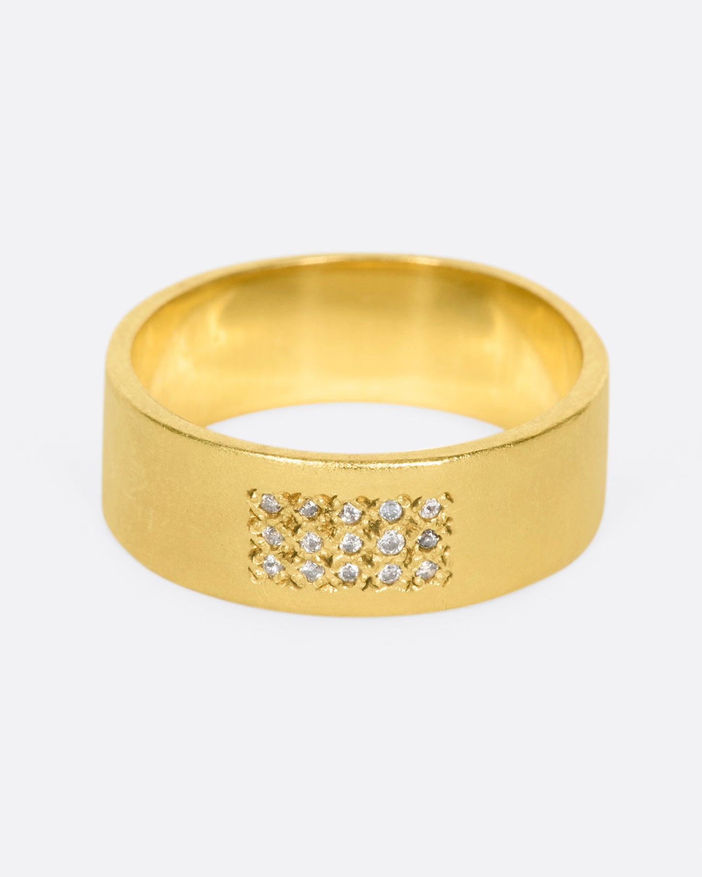 Handcrafted in recycled yellow gold, this band features 15 grey diamonds in three rows of five.