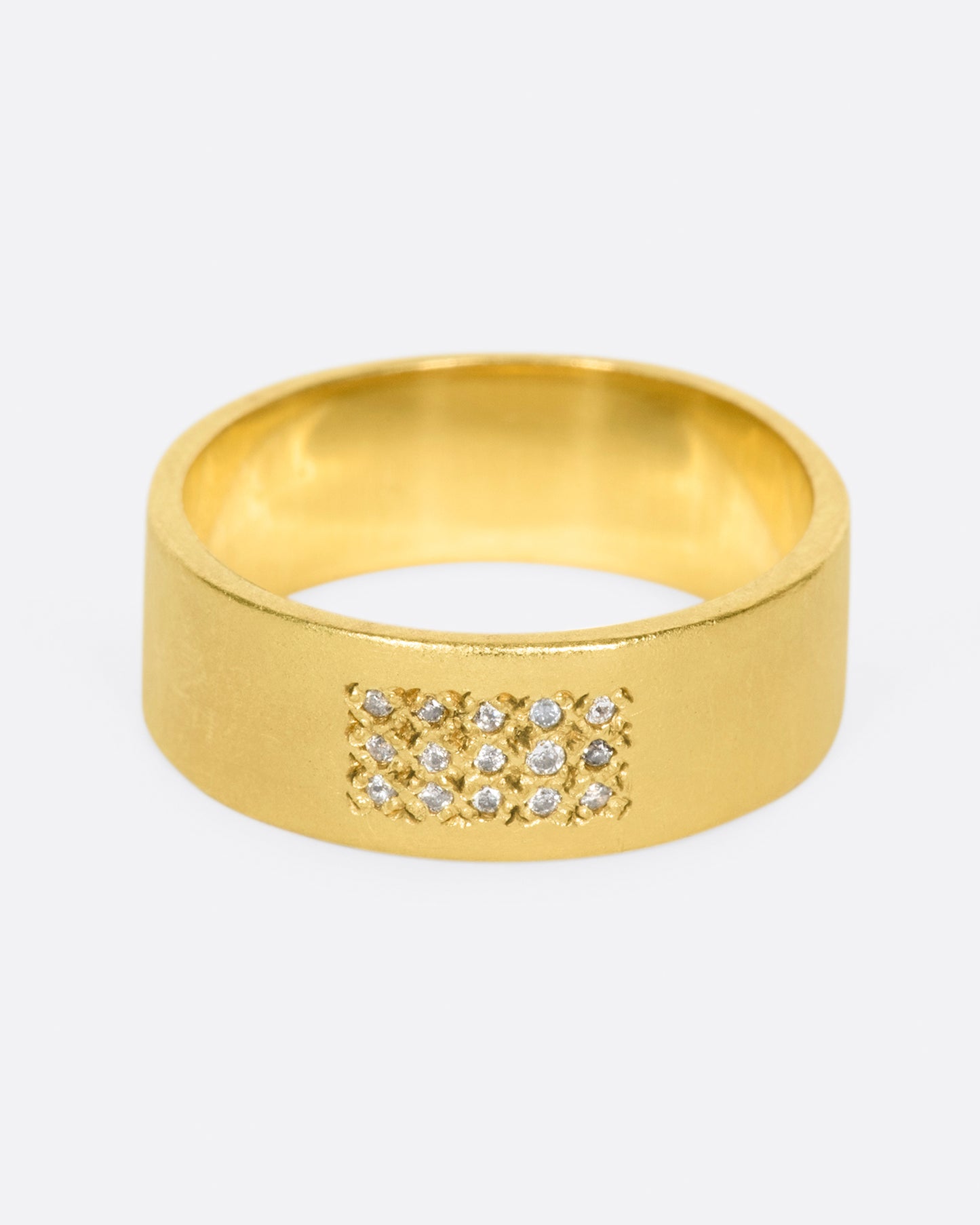 Handcrafted in recycled yellow gold, this band features 15 grey diamonds in three rows of five. 