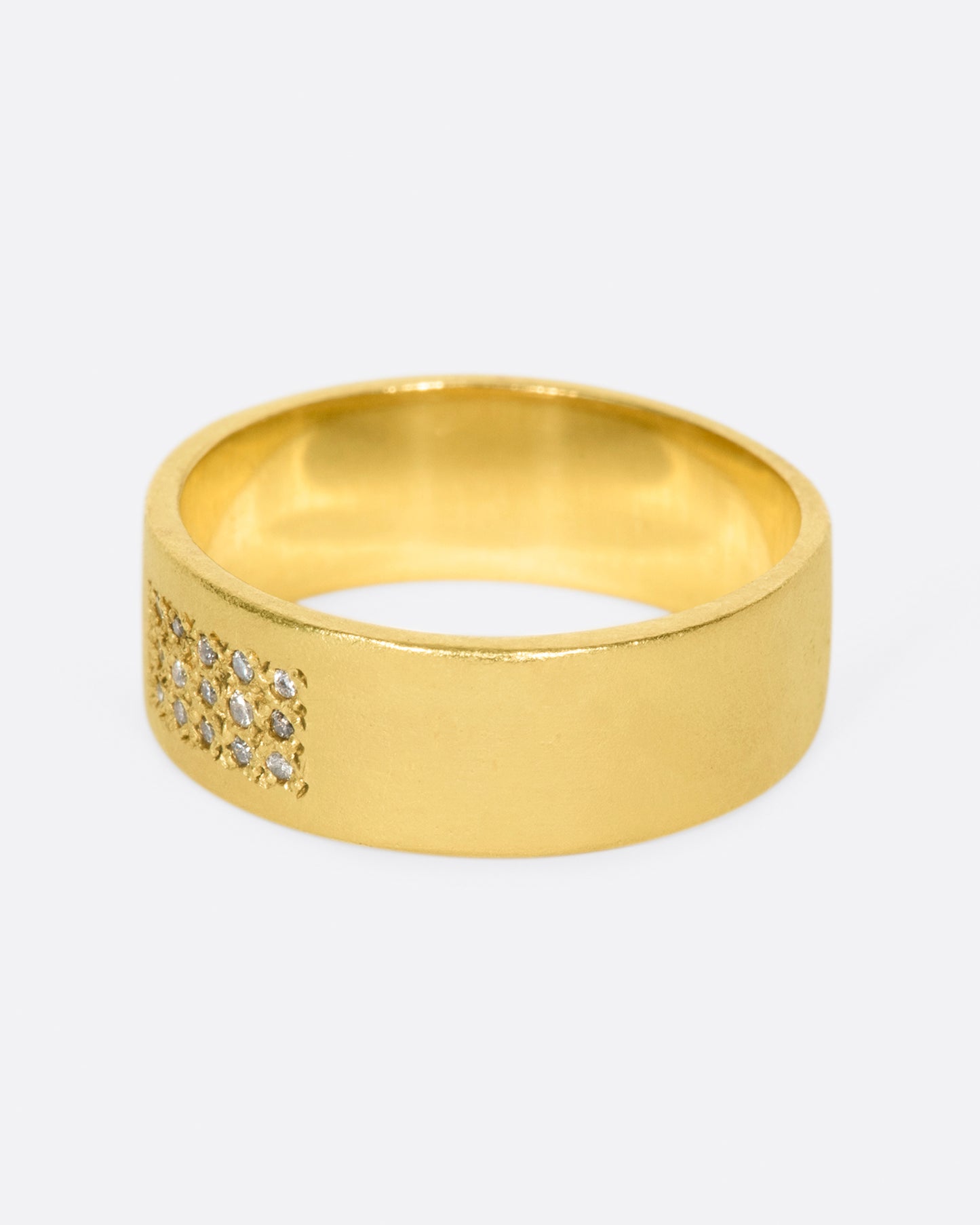 Handcrafted in recycled yellow gold, this band features 15 grey diamonds in three rows of five. 