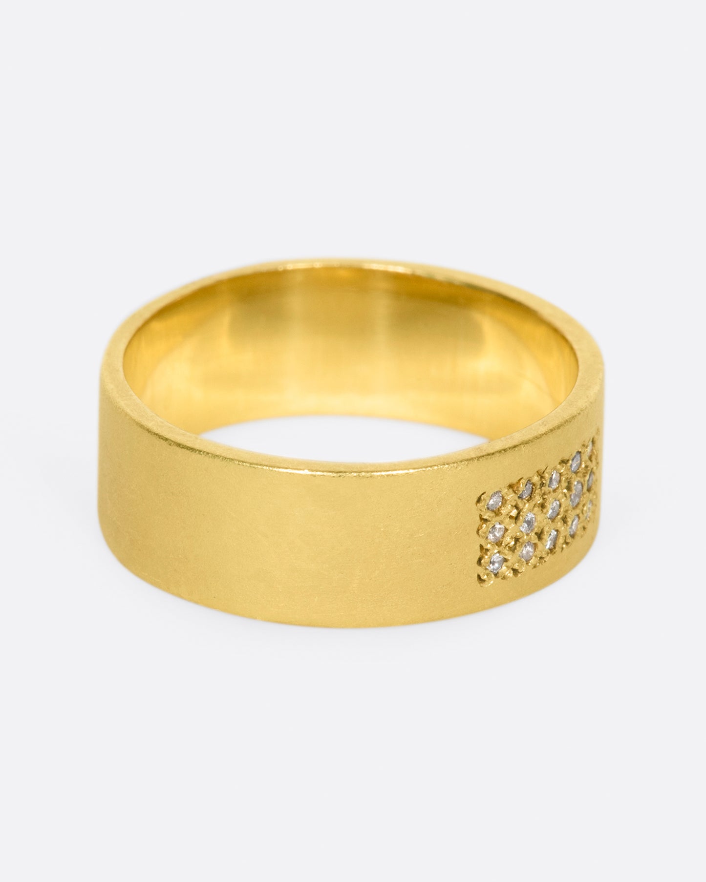 Handcrafted in recycled yellow gold, this band features 15 grey diamonds in three rows of five.