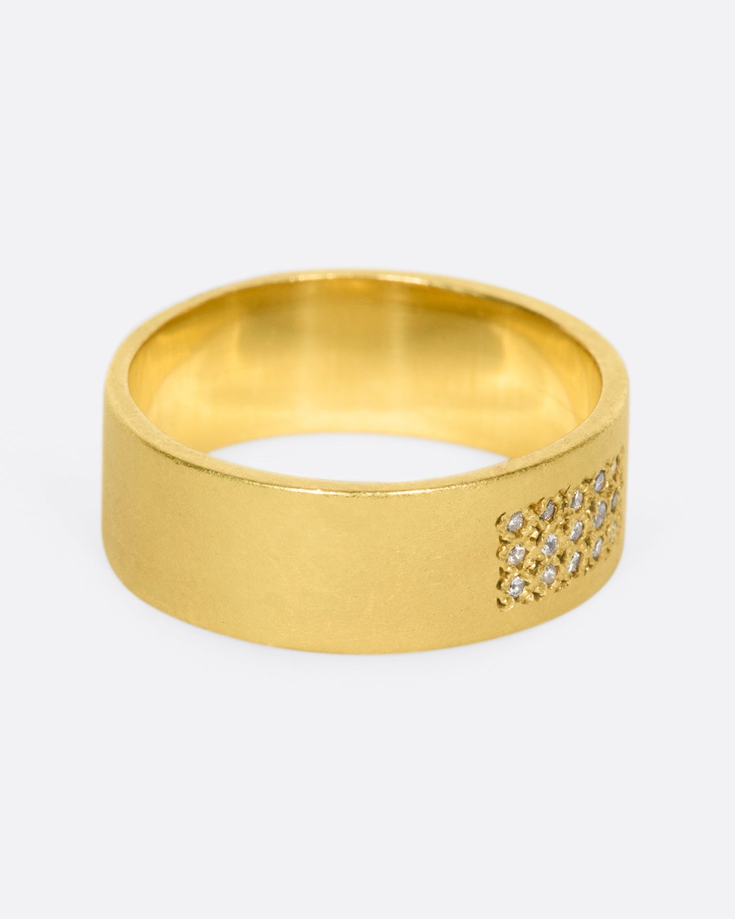 Handcrafted in recycled yellow gold, this band features 15 grey diamonds in three rows of five. 