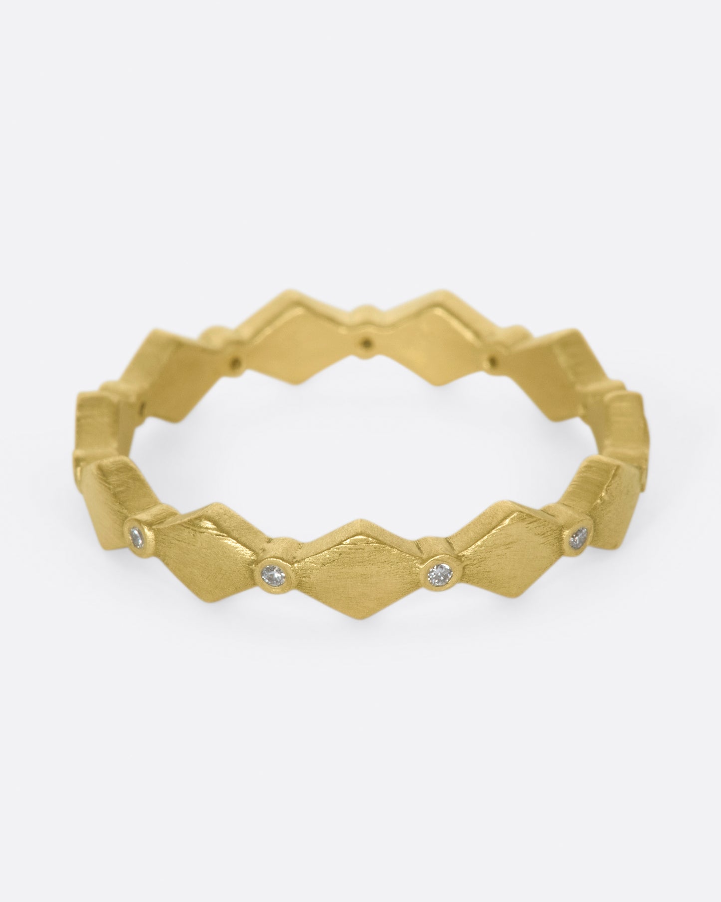 A geometric band with alternating round diamonds and matte gold shapes.