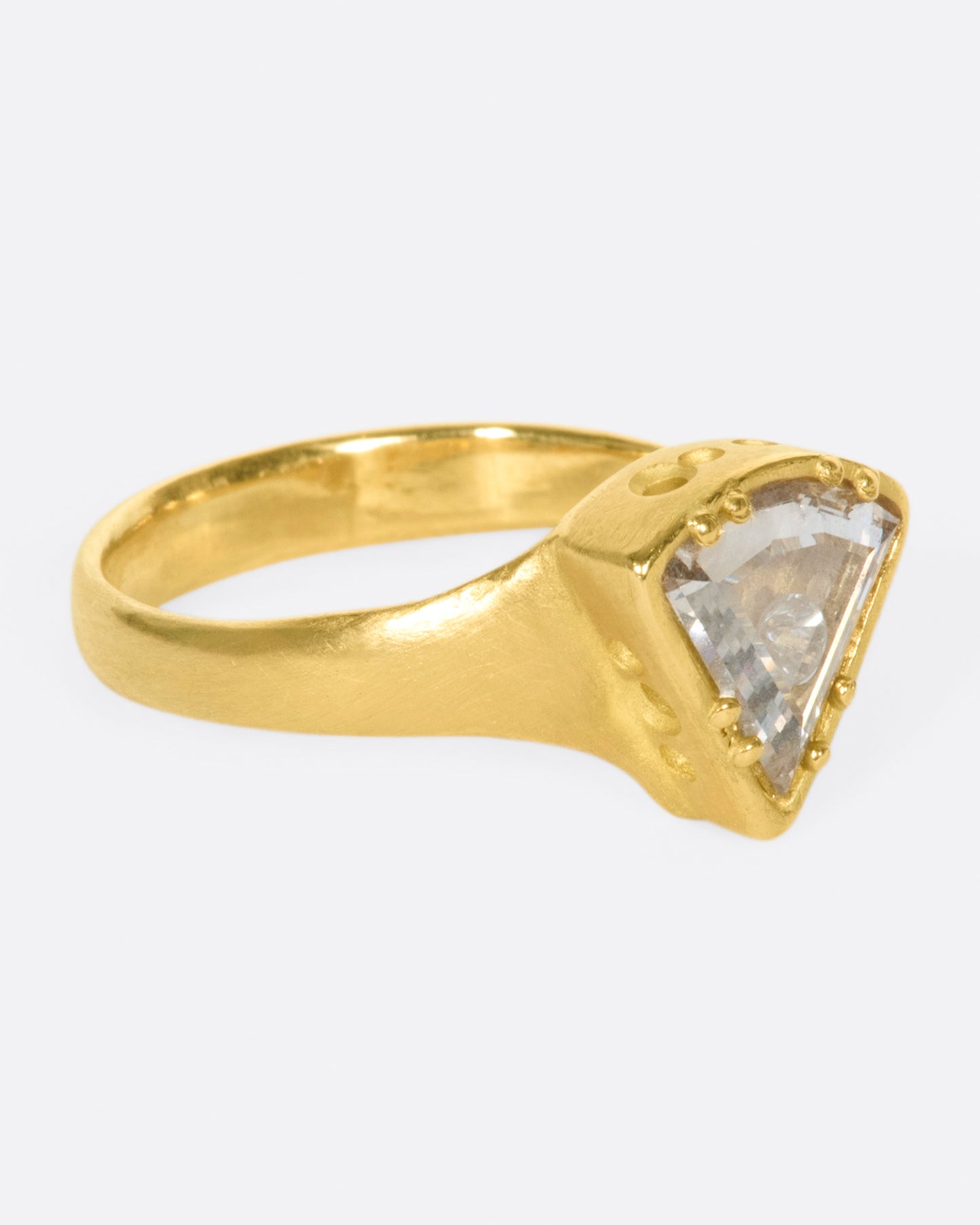 A shaker ring with a white diamond slice enveloping a cache of tiny diamonds