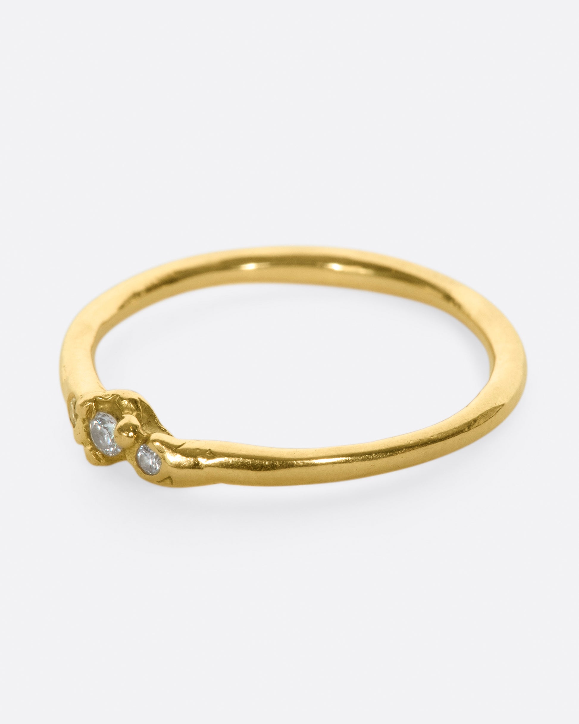 A simple band with a cluster of three diamonds