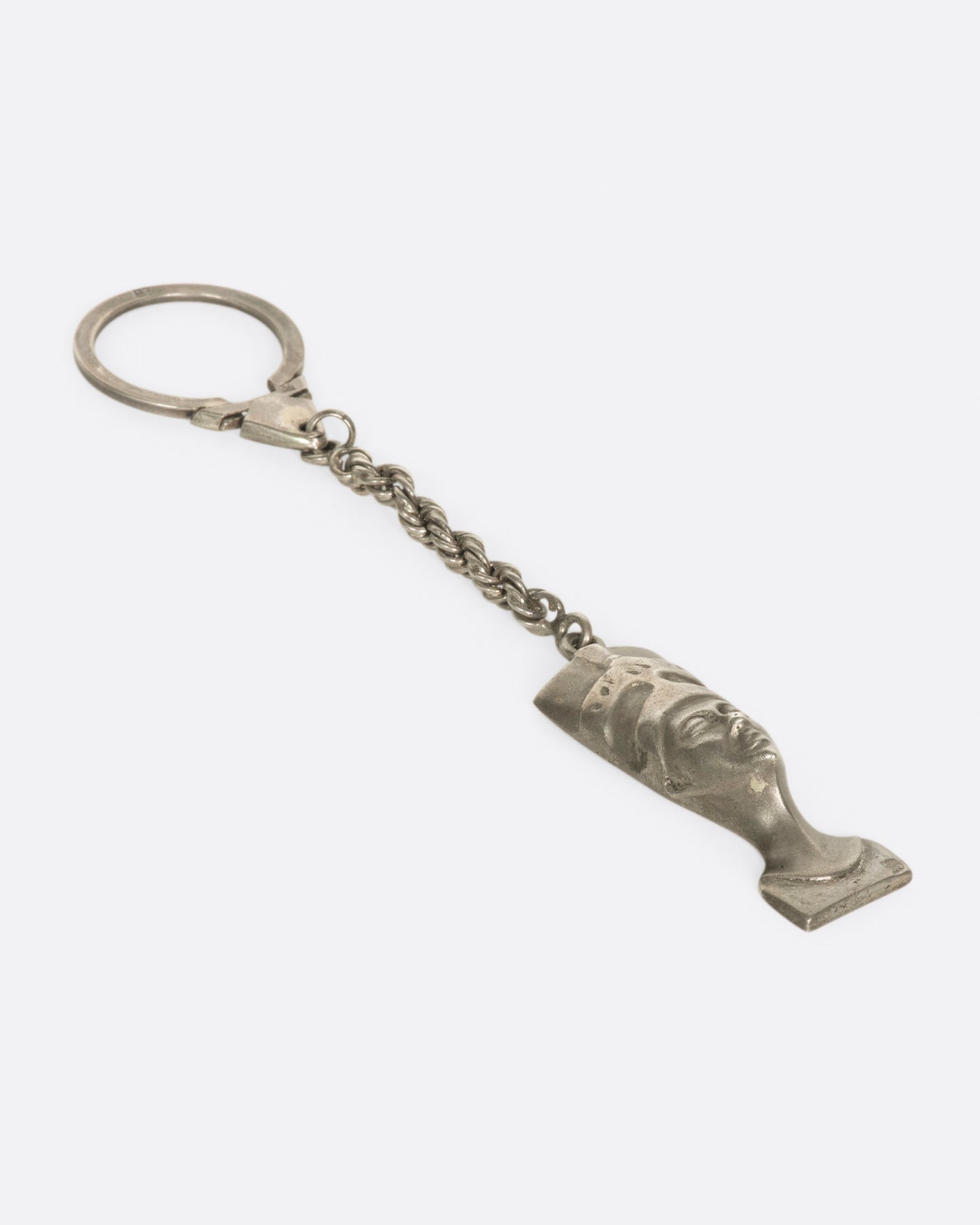 Once a teenage queen of Ancient Egypt, Nefertiti is celebrated for her dedication to the sun god. To open the keyring, pinch close to chain to release the catches.