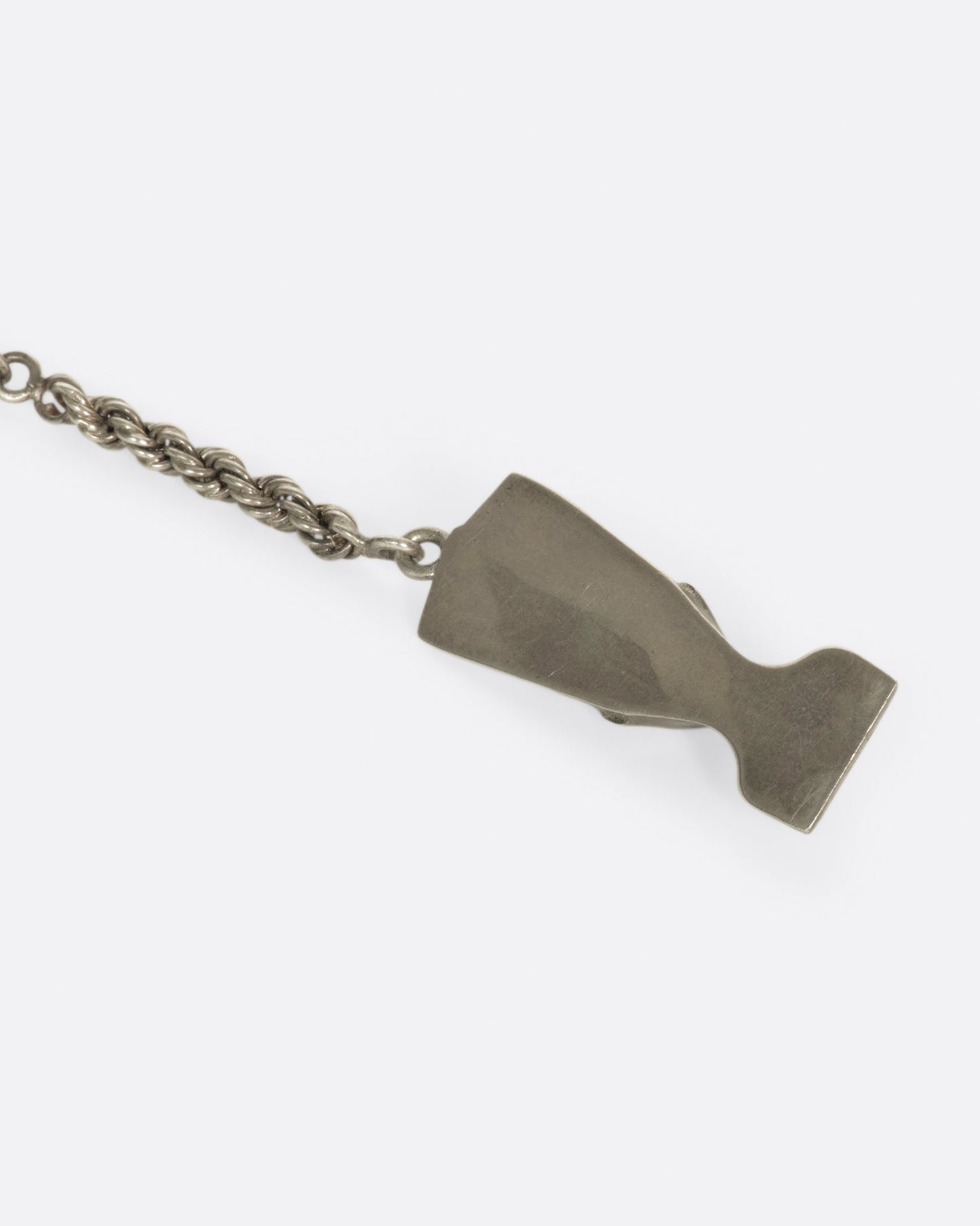 Once a teenage queen of Ancient Egypt, Nefertiti is celebrated for her dedication to the sun god. To open the keyring, pinch close to chain to release the catches.