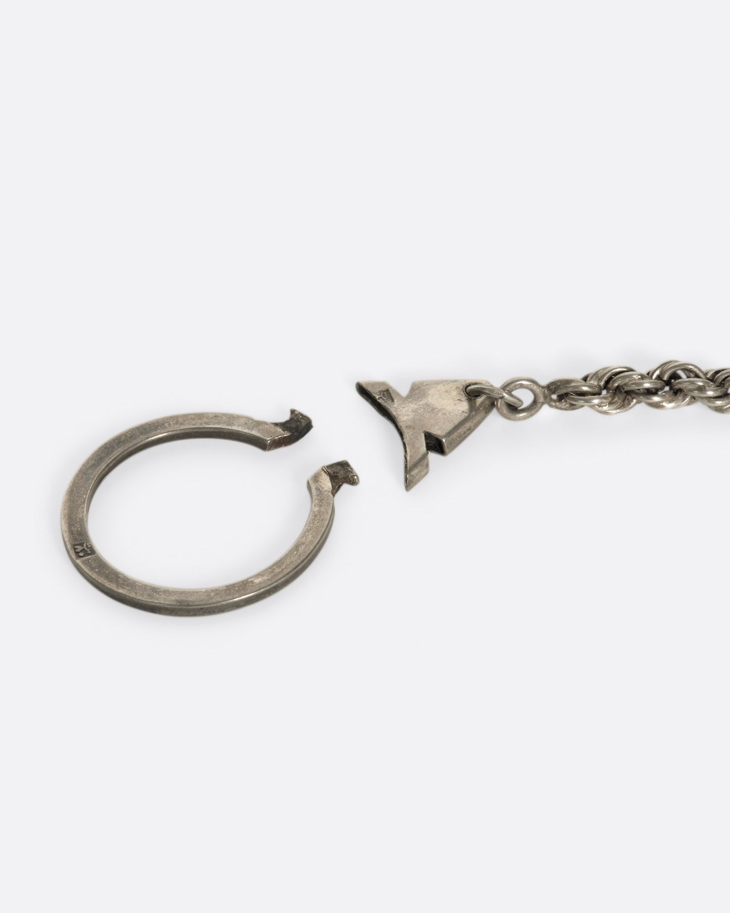 Once a teenage queen of Ancient Egypt, Nefertiti is celebrated for her dedication to the sun god. To open the keyring, pinch close to chain to release the catches.