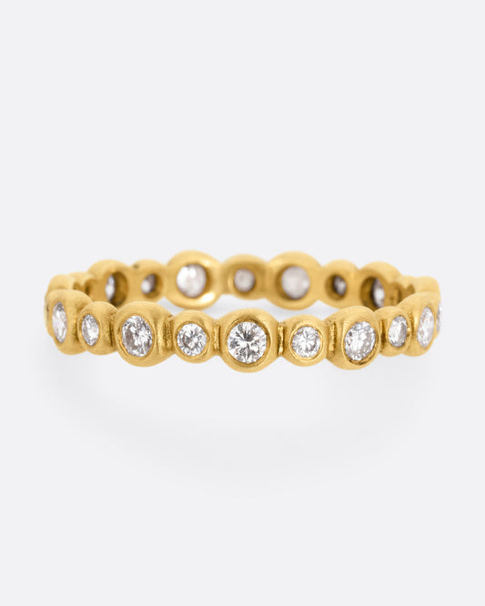  A yellow gold ring with a bubbly pattern of diamonds. Shown from the front.