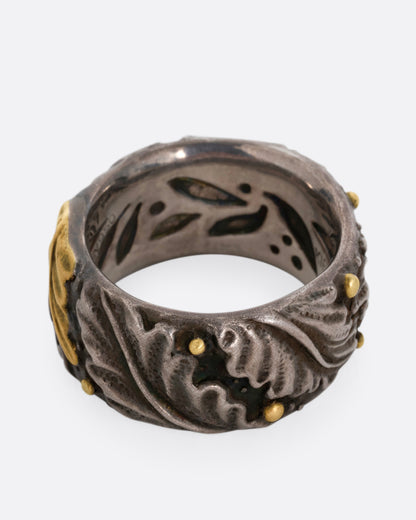 Platinum and gold acanthus leaf band, side view of the carved leaves and gold dots