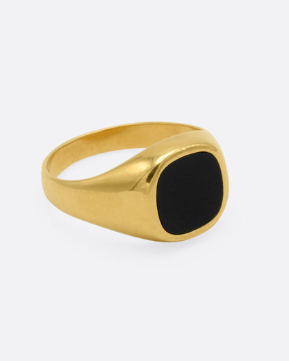 Vintage yellow gold onyx signet ring, side view with the onyx face facing right