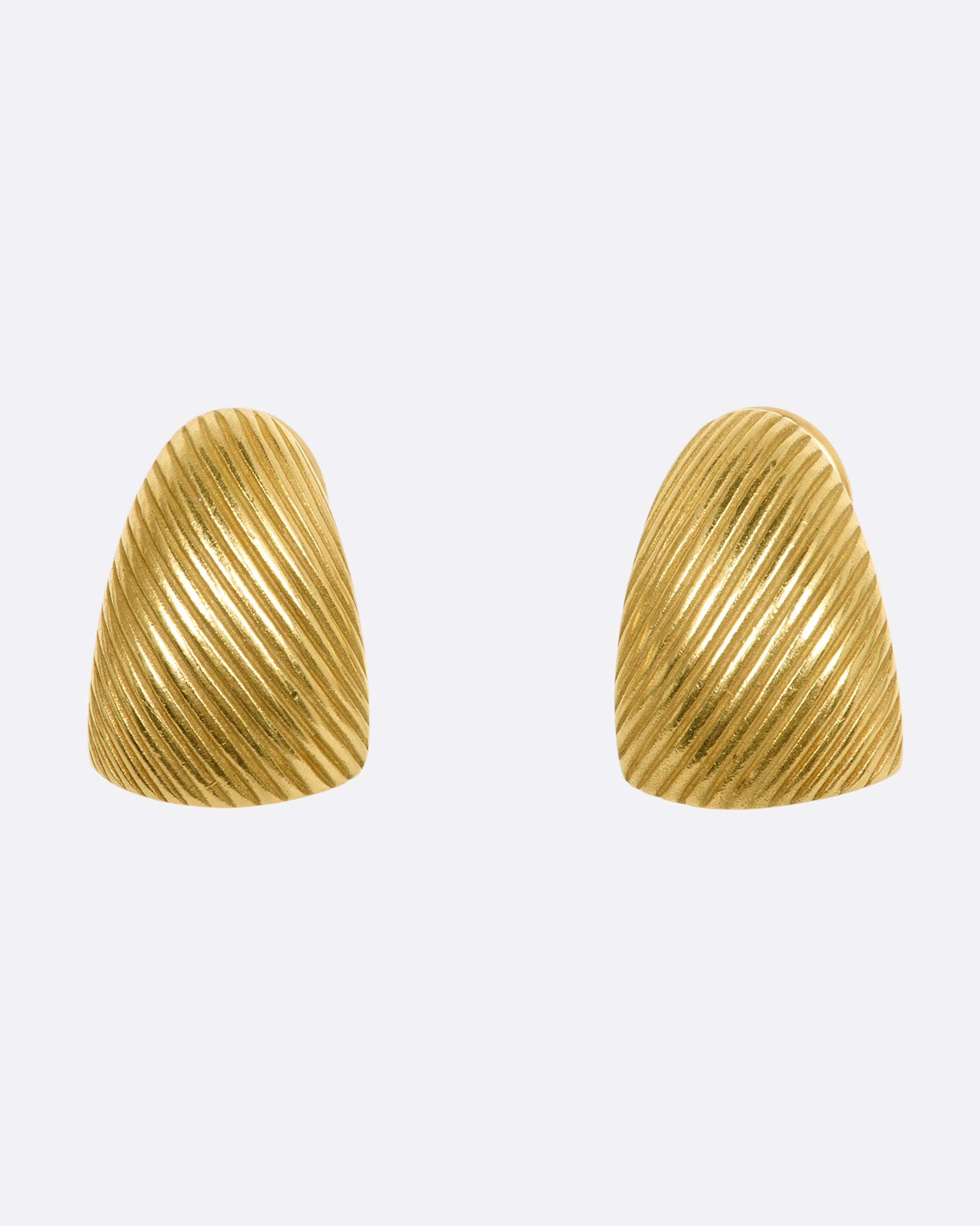 Yellow gold rounded earrings with diagonal striped. View from the front.