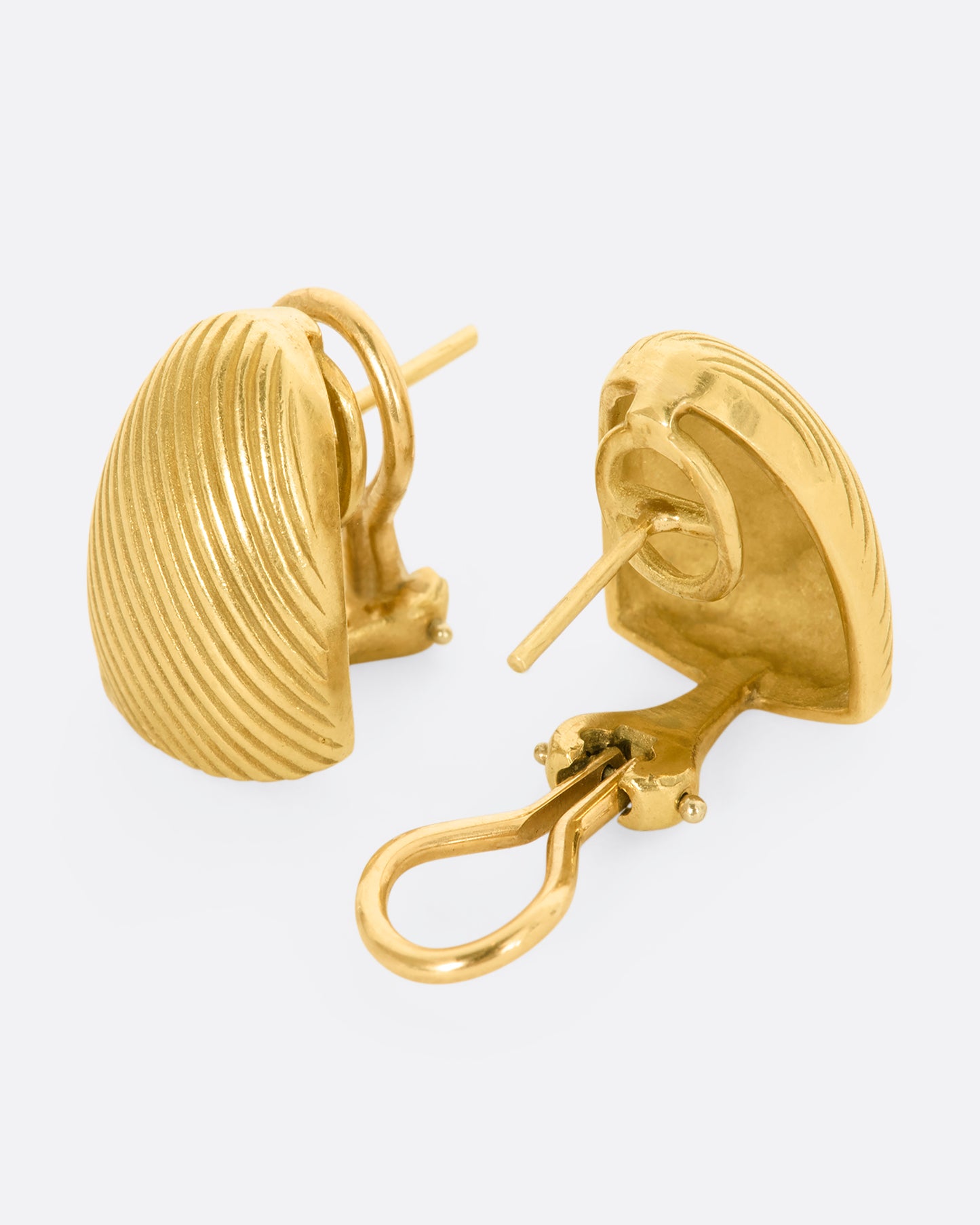 Yellow gold rounded earrings with diagonal striped. View from the front and back alternating.