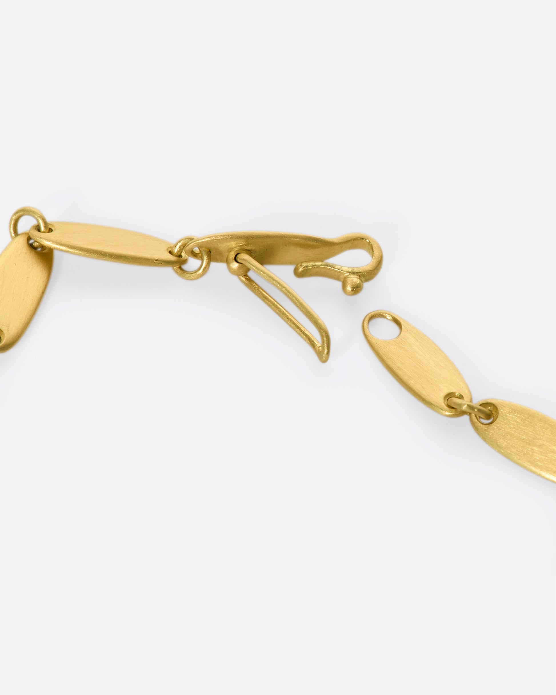 An 18k gold oval chain bracelet