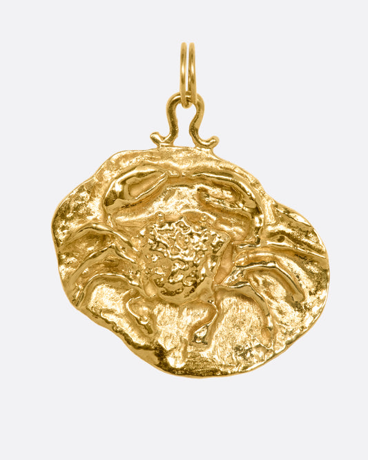 A yellow gold pendant with a crab. View from the front.