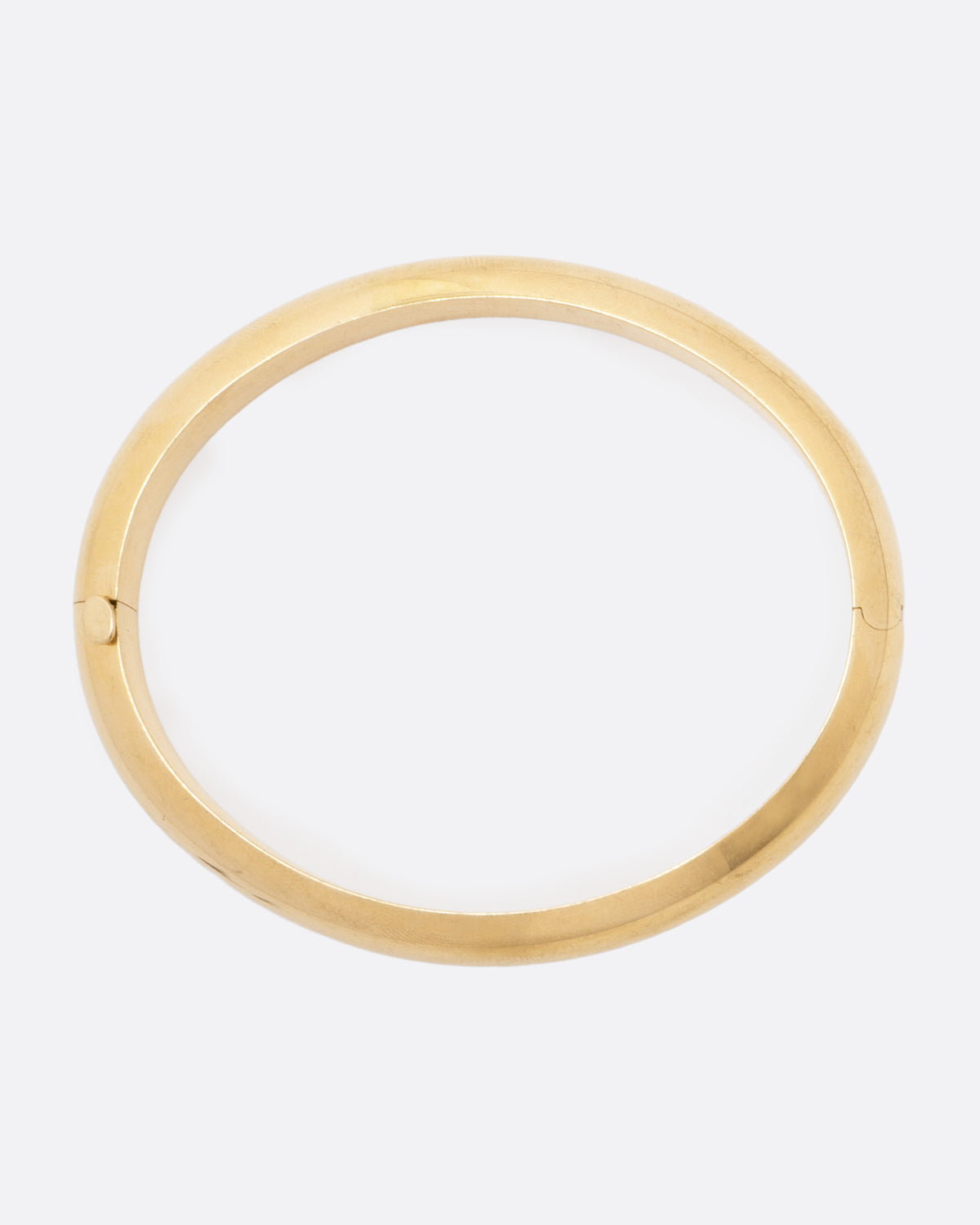 Vintage yellow gold cuff bracelet, top view of the cuff showing the oval shape and hinge