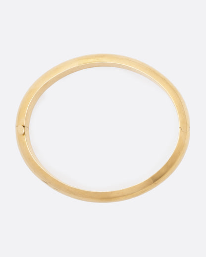 Vintage yellow gold cuff bracelet, top view of the cuff showing the oval shape and hinge