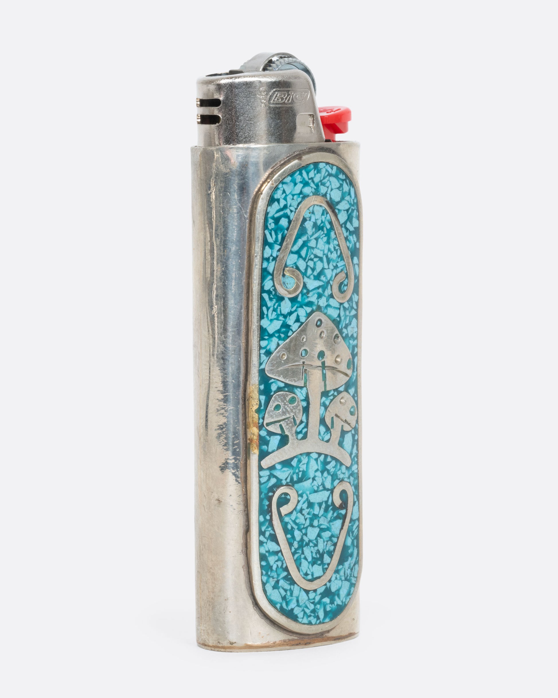 Alpaca silver lighter cover with turquoise chips and magic mushrooms. View from the side.