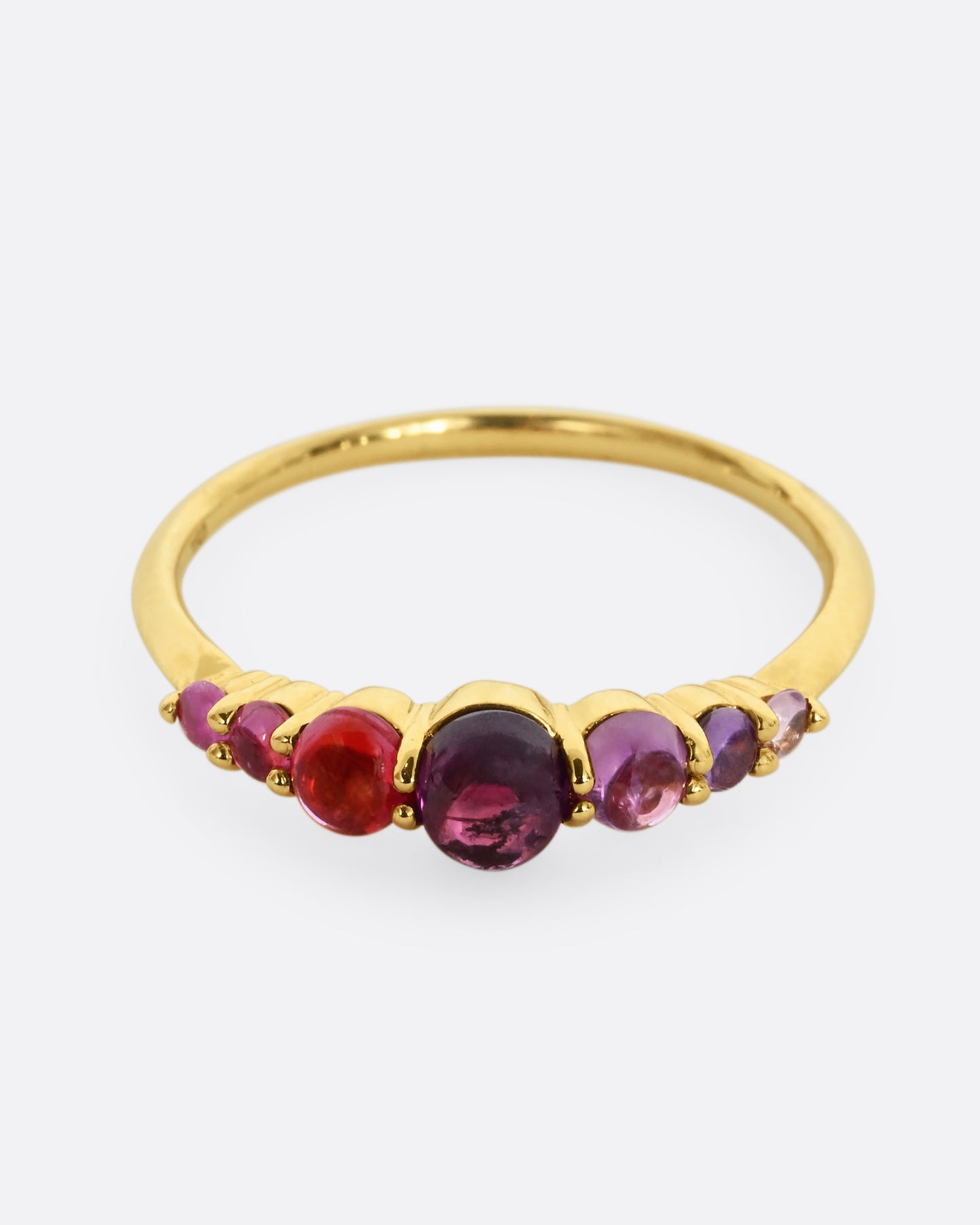 Pink and purple graduated sapphires set in 18k yellow gold. View from the front.