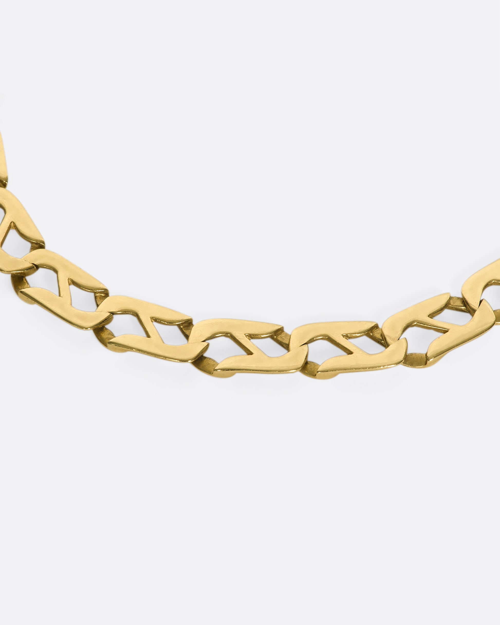 A vintage 14k gold flat mariner chain bracelet that's smooth on one side and textured on the other