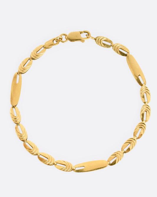 A yellow gold oval link bracelet, shown from the front.