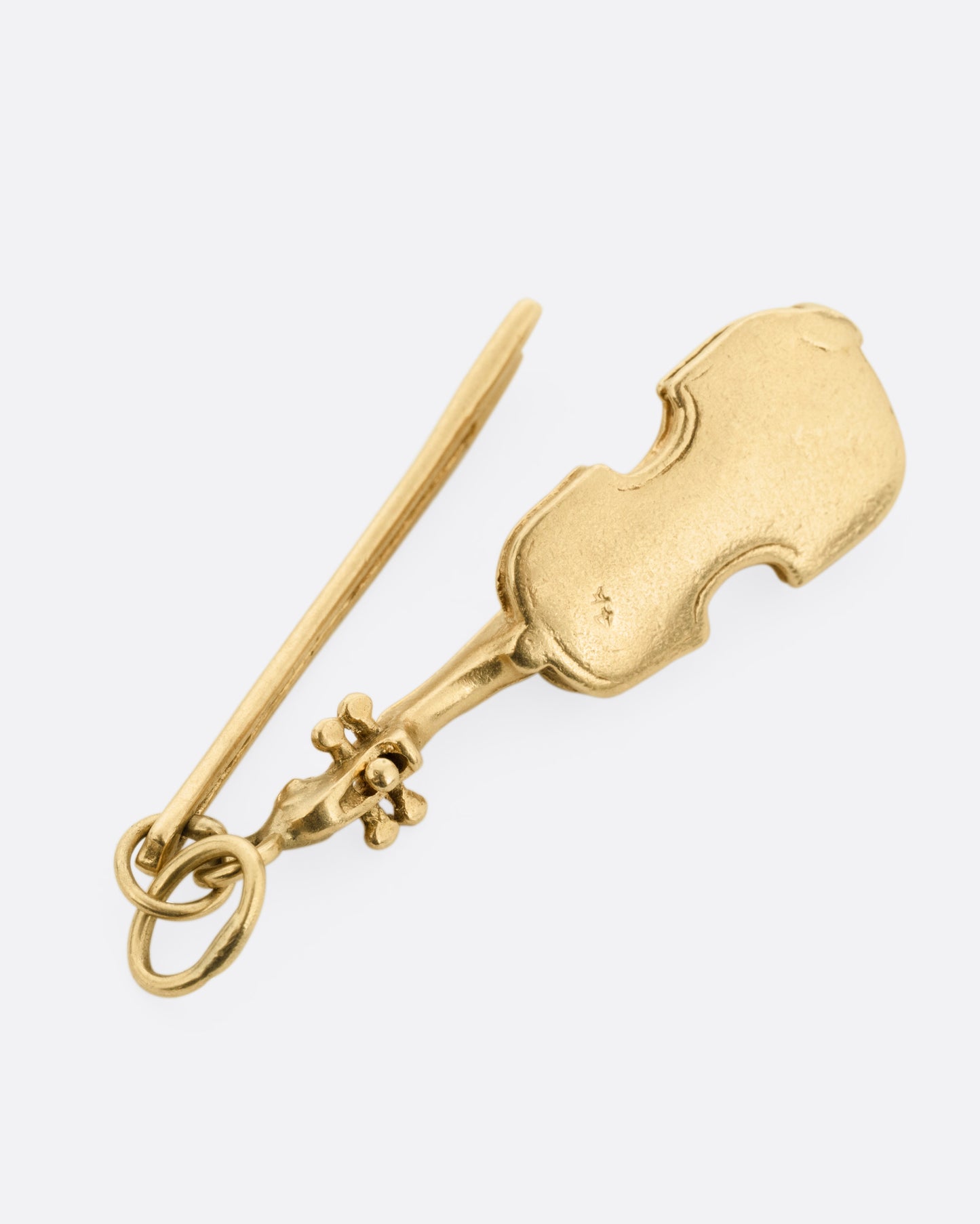 A yellow gold violin and bow charm, shown from the back.