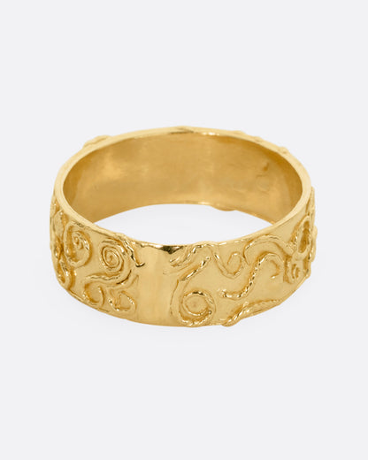 Yellow gold filigree band, front view of the filigree pattern