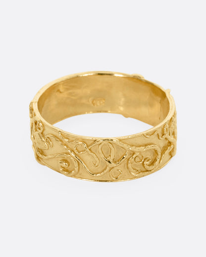 Yellow gold filigree band, side view of the band
