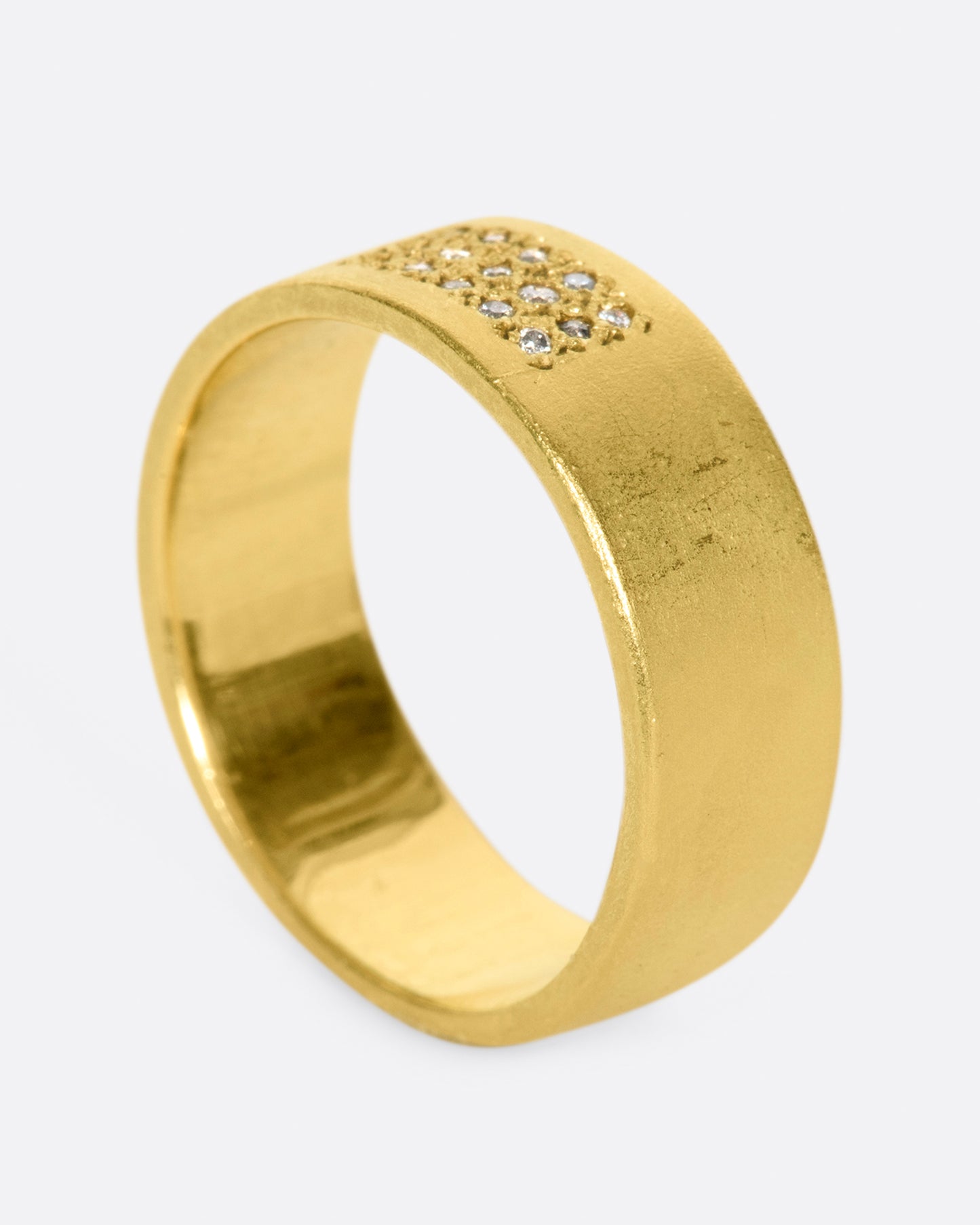 Handcrafted in recycled yellow gold, this band features 15 grey diamonds in three rows of five. 