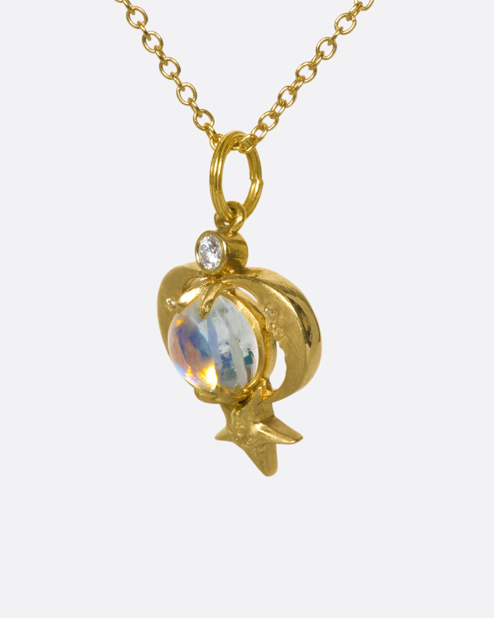 Part of Anthony Lent's beloved Celestial collection, this time with a rainbow moonstone.