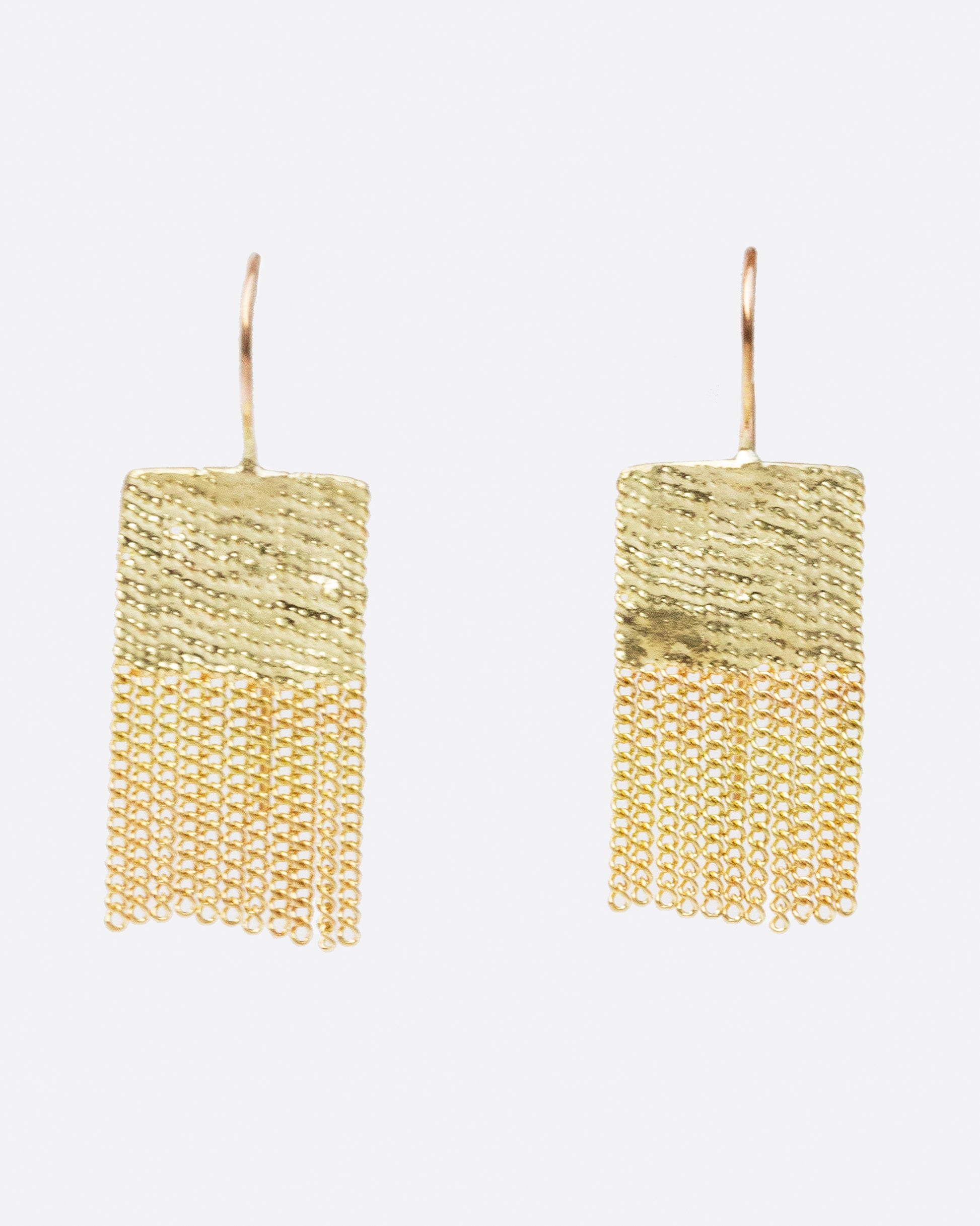 Beautiful 18k yellow gold chains dangle together and form a rectangle, for an earring full of movement.