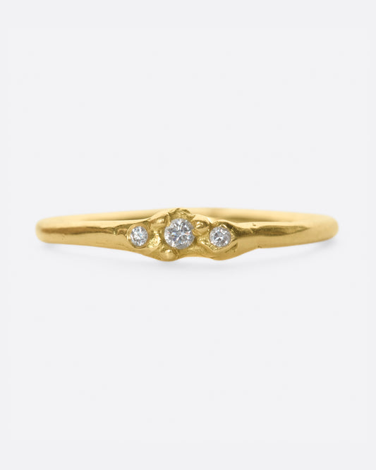 A simple band with a cluster of three diamonds