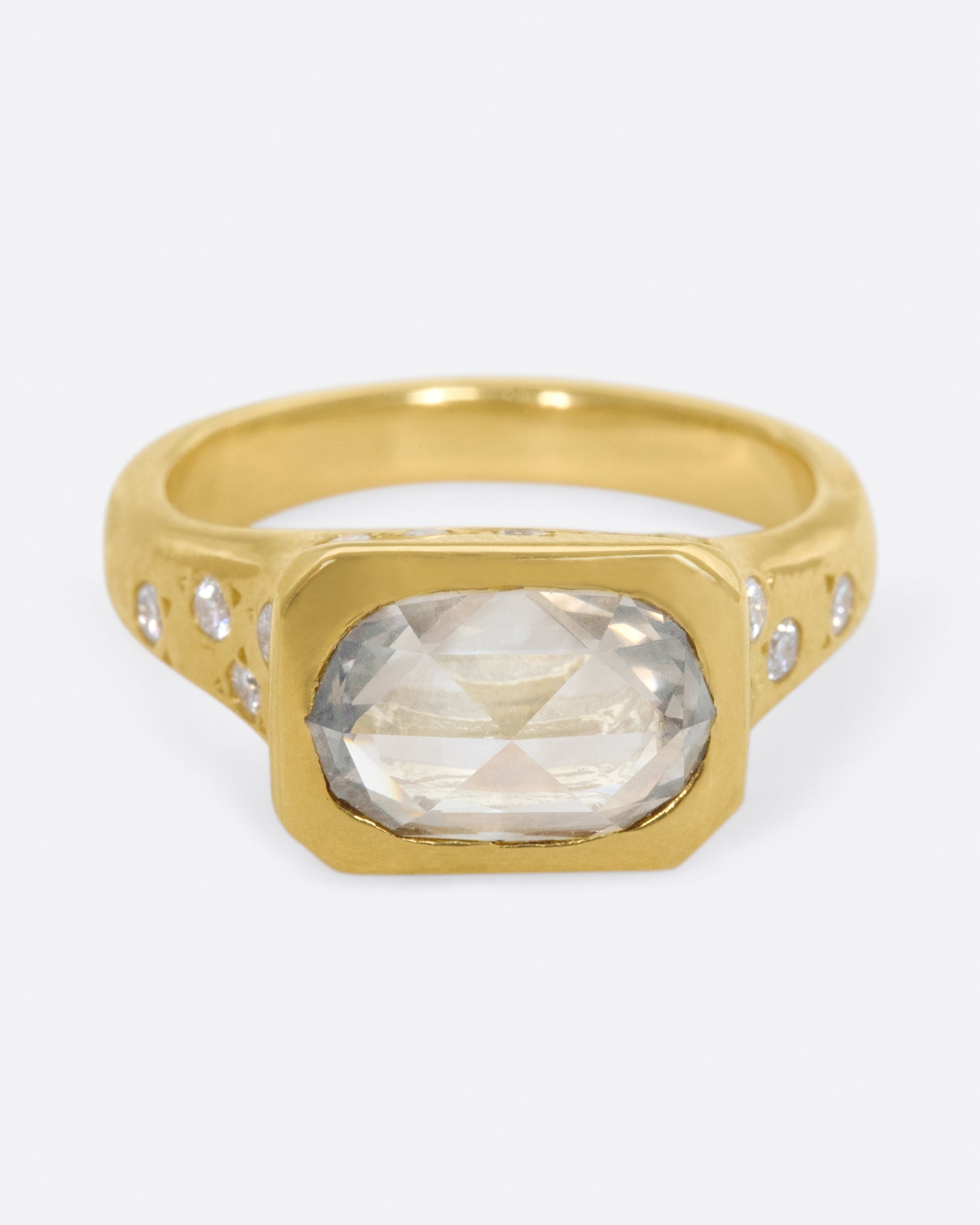 This ring creates a balance between being classic, impactful and a bit playful.