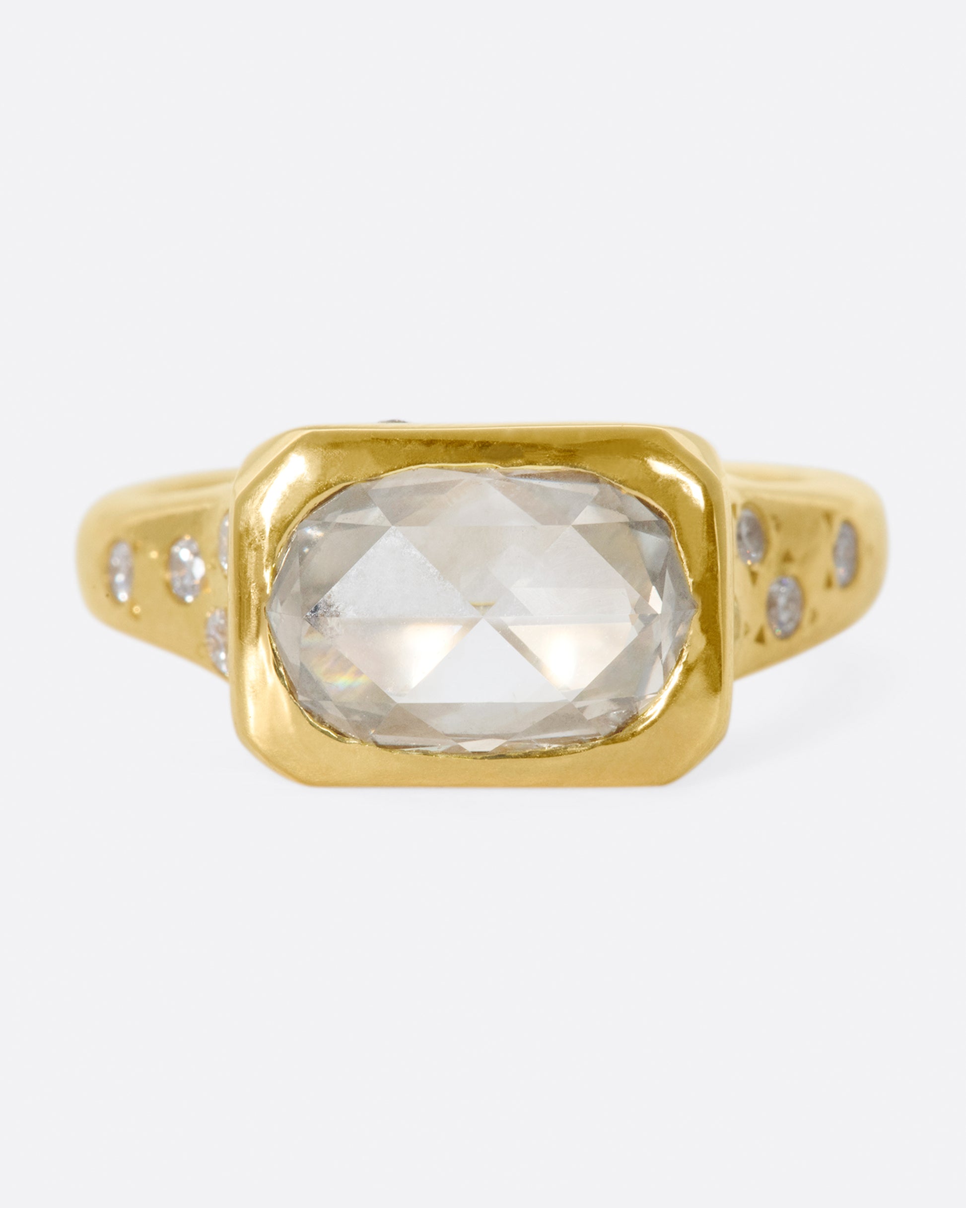 This ring creates a balance between being classic, impactful and a bit playful.