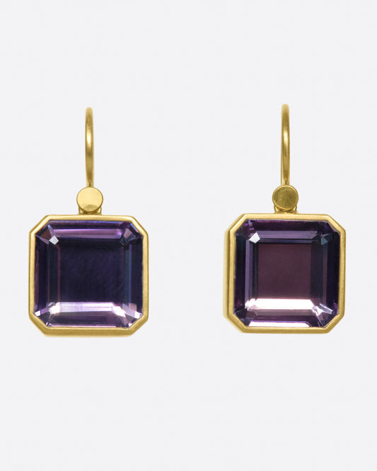 A pair of 18k gold drop earrings with amethyst cubes
