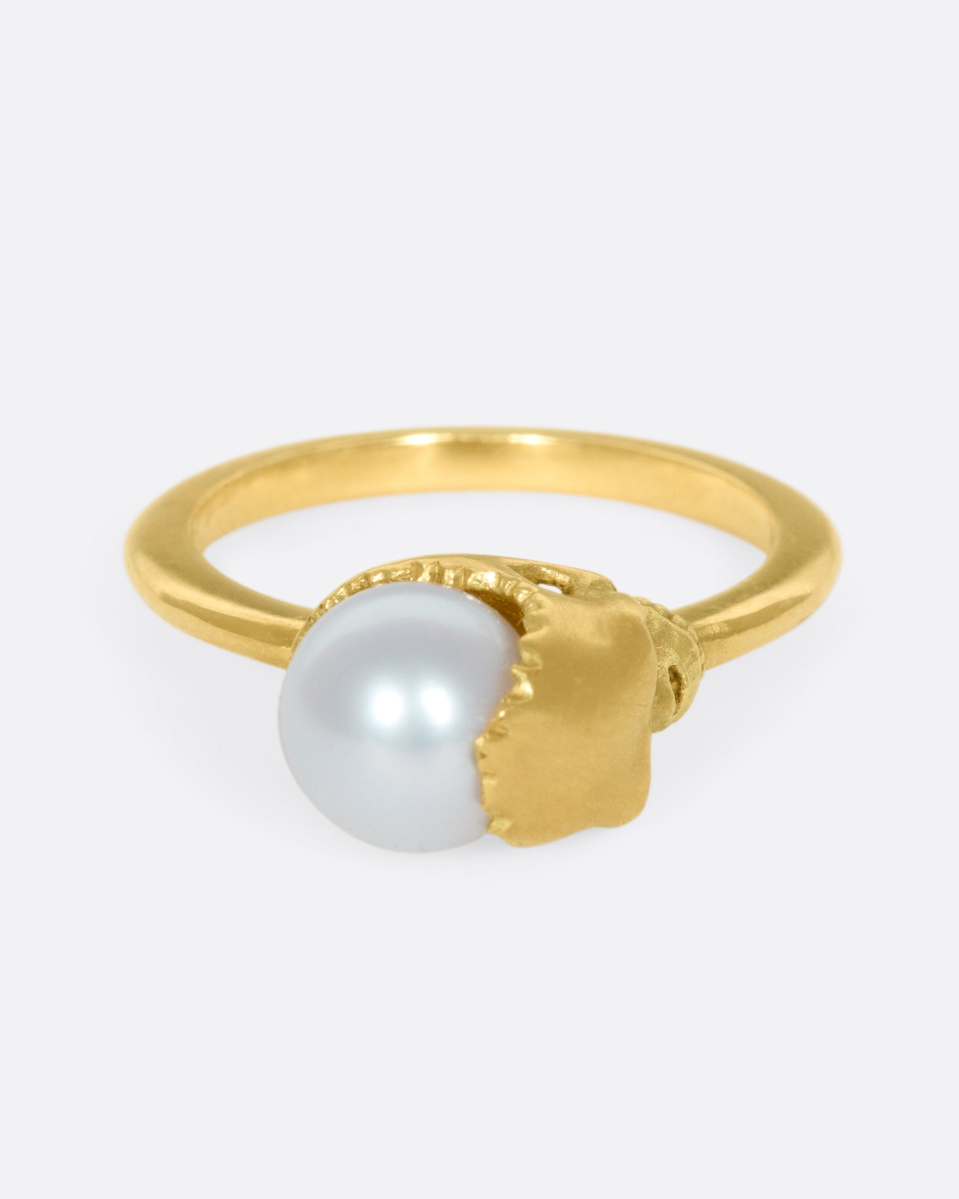Based on the anatomical sketches of Leonardo da Vinci, this skull ring is very realistic and crowned with a freshwater pearl.