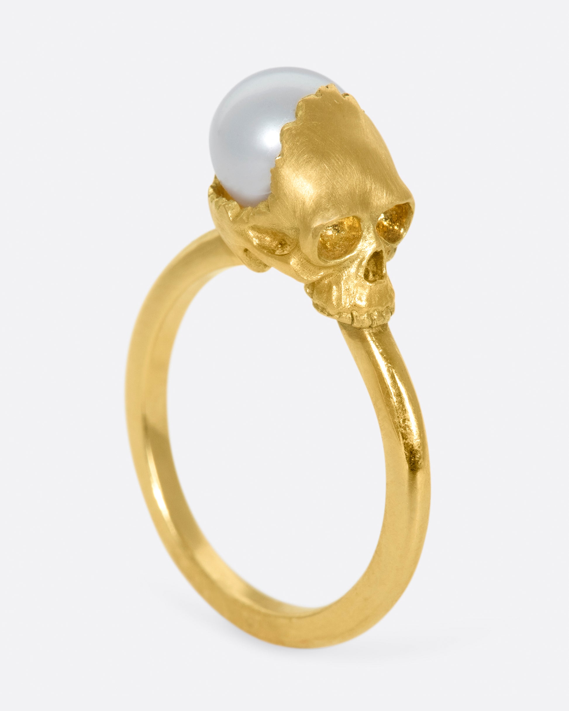 Based on the anatomical sketches of Leonardo da Vinci, this skull ring is very realistic and crowned with a freshwater pearl.