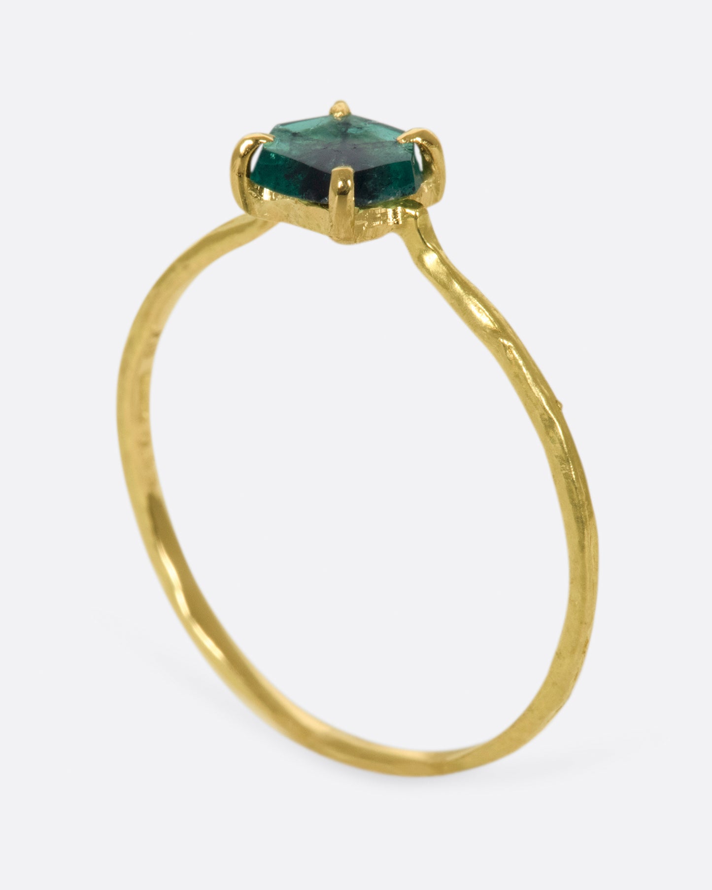 The hexagonal cut of complements the spoke-like pattern on the interior of this emerald.
