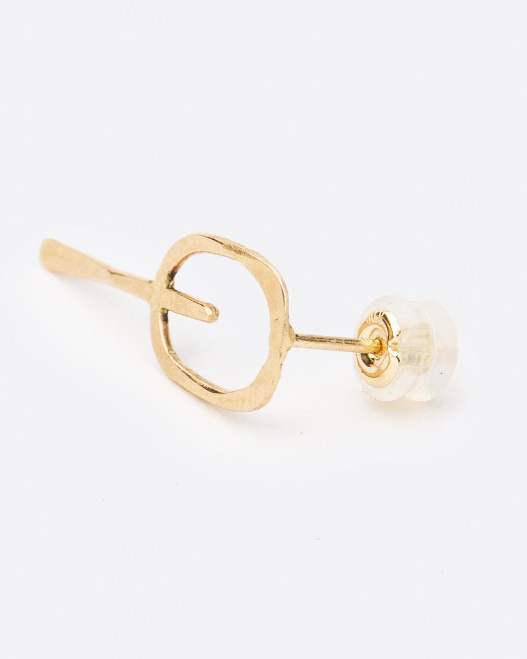 An easy-to-wear stud that sits flush to the ear, whose hammered finish gives it some sparkle.