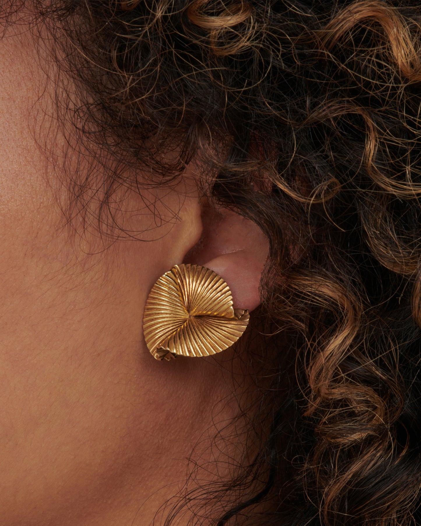 Vintage clip-on 14k gold round fan earrings