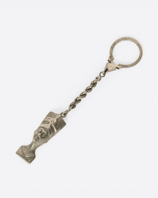 Once a teenage queen of Ancient Egypt, Nefertiti is celebrated for her dedication to the sun god. To open the keyring, pinch close to chain to release the catches.