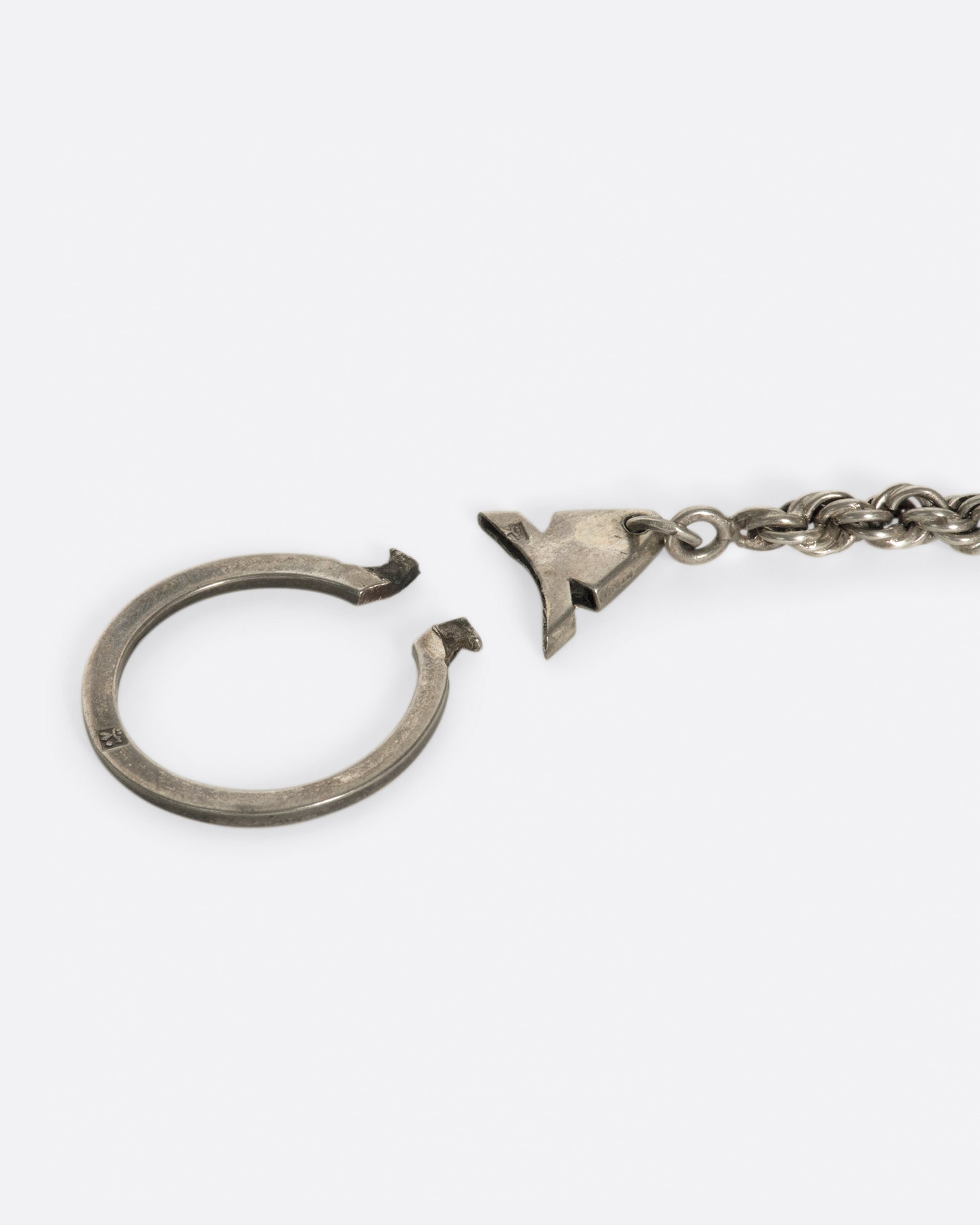 Once a teenage queen of Ancient Egypt, Nefertiti is celebrated for her dedication to the sun god. To open the keyring, pinch close to chain to release the catches.