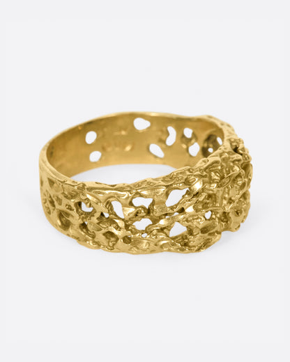 Vintage yellow gold molten textured band, side view of the texture
