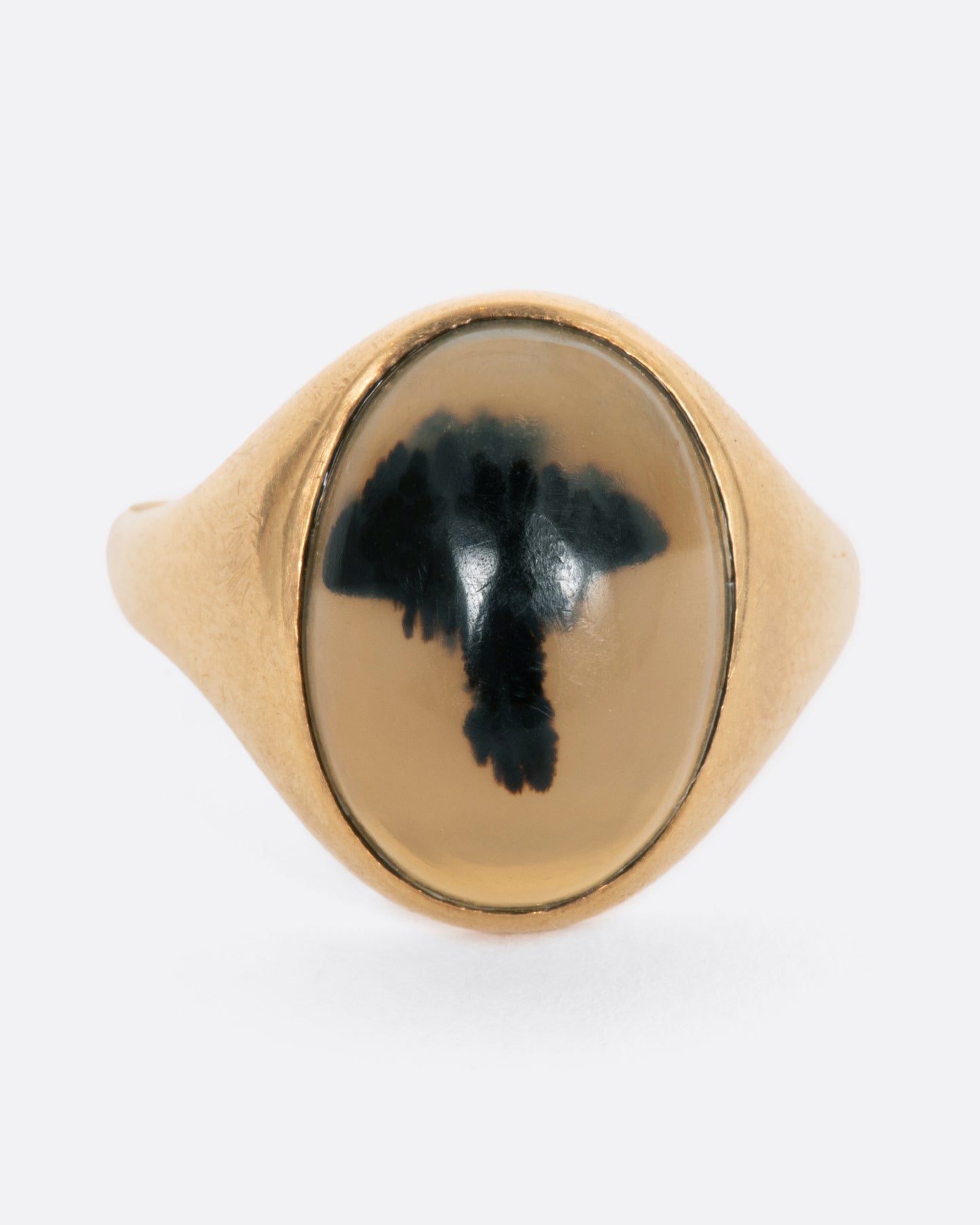 Yellow gold agate cabochon ring. View from the front.