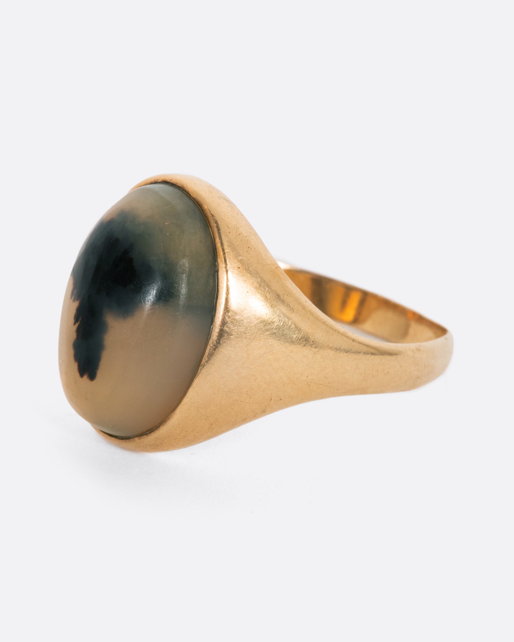 Yellow gold agate cabochon ring. View from the side.