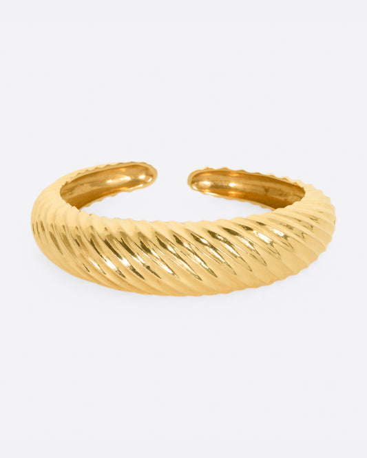 Yellow gold cuff with ridges that create a twisted look. View from the front.