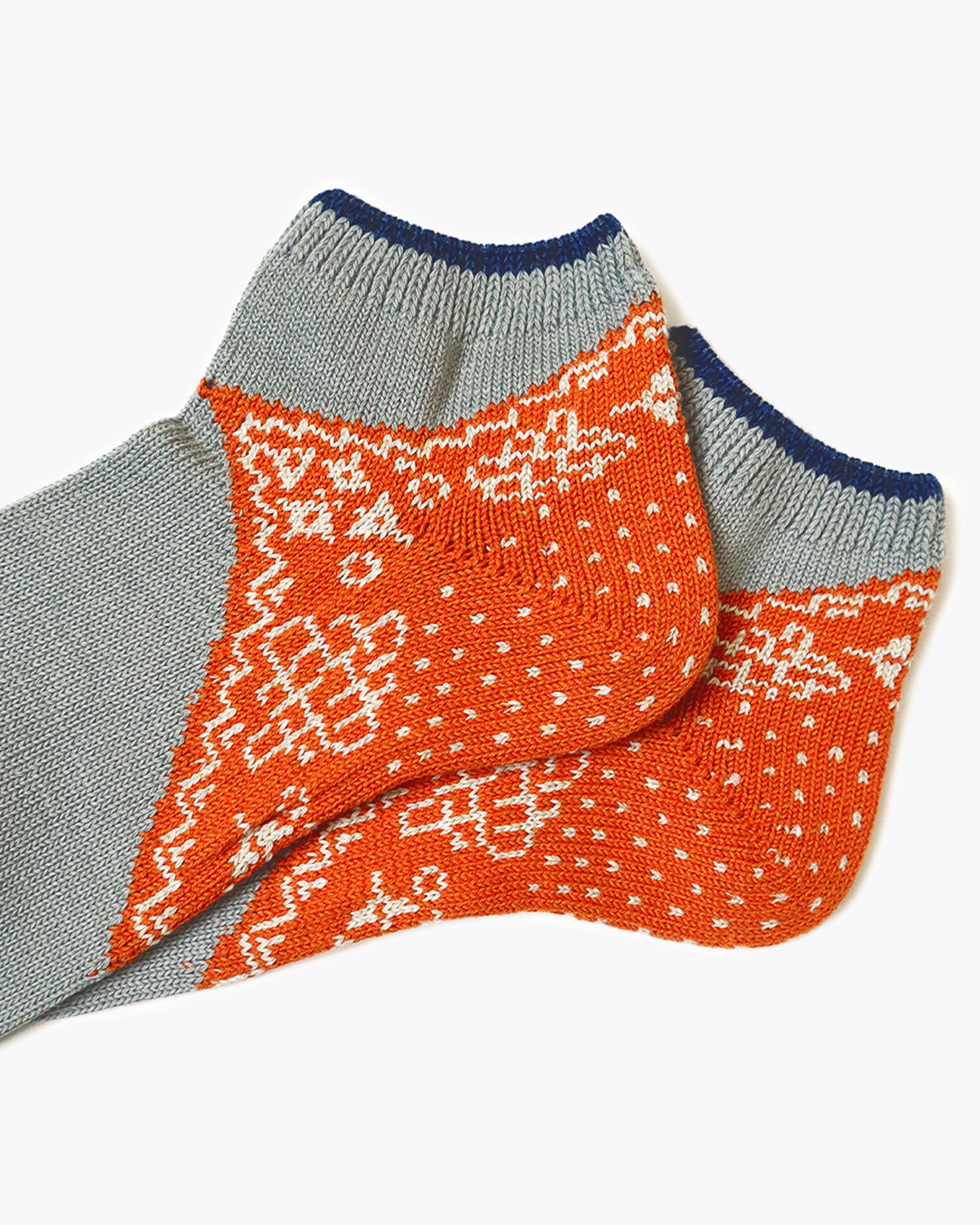 A pair of moderately thick ankle socks with an eye-catching bandana motif on the heel.