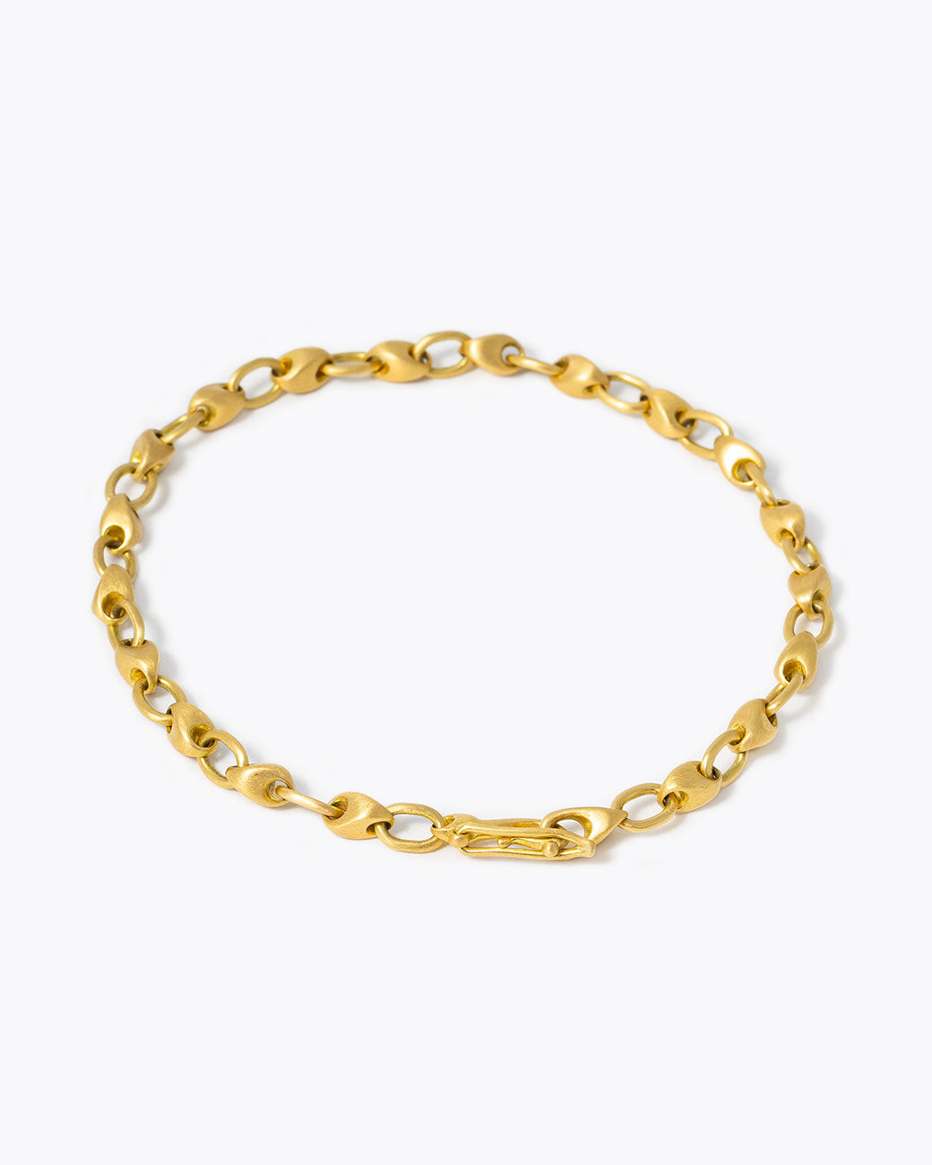 A 18k yellow gold handcrafted bracelet by Marian Maurer. The links alternate between ovals and pebble shapes.