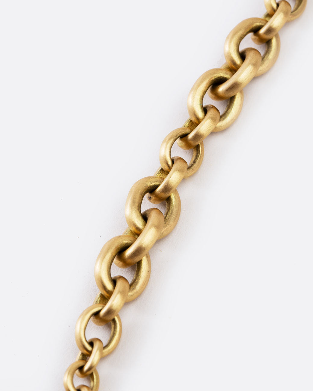medium link bracelet of matte gold - close up on the link